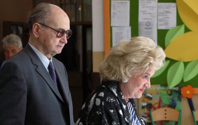 Wojciech Jaruzelski z żoną Barbarą podczas pierwszych wyborów do Europarlamentu