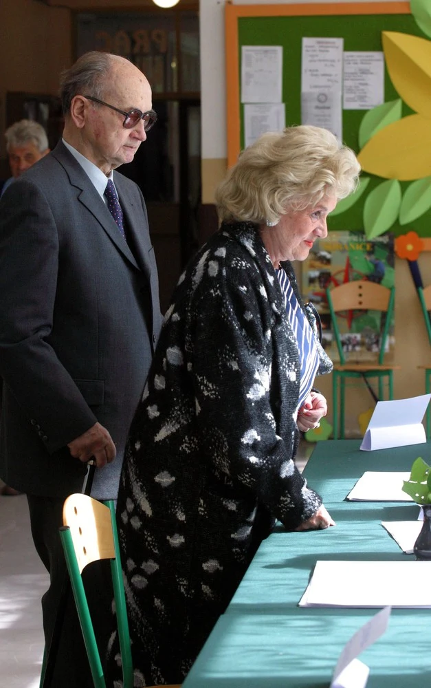 Wojciech Jaruzelski z żoną Barbarą podczas wyborów do Europarlamentu Wojciech Jaruzelski z żoną Barbarą podczas wyborów do Europarlamentu
