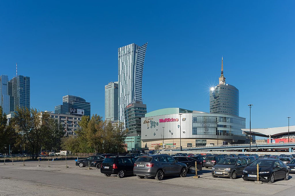 Panorama biurowców w centrum miasta. PKiN, Złote Tarasy, nowy wieżowiec mieszkalny Złota 44 - projekt Daniel Libeskind, hotel Intercontinental, biurowiec Przy Rondzie