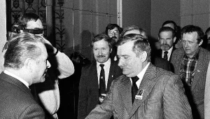 05.04.1989, ostatni dzień obrad Okrągłego Stołu. Przed posiedzeniem plenarnym. Czesław Kiszczak wita Lecha Wałęsę. W głębi od lewej: Janusz Onyszkiewicz, Jan Dworak, Bronisław Geremek, Adam Michnik