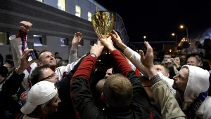 Kibice z Sanoka wraz z zawodnikami fetują zdobycie tytułu hokejowego mistrza Polski