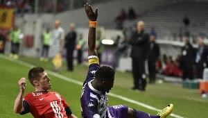 Obrońca Toulouse Serge Aurier (z prawej) i Jonathan Delaplace z Lille