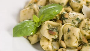 Tortellini z pesto i pomidorkami 