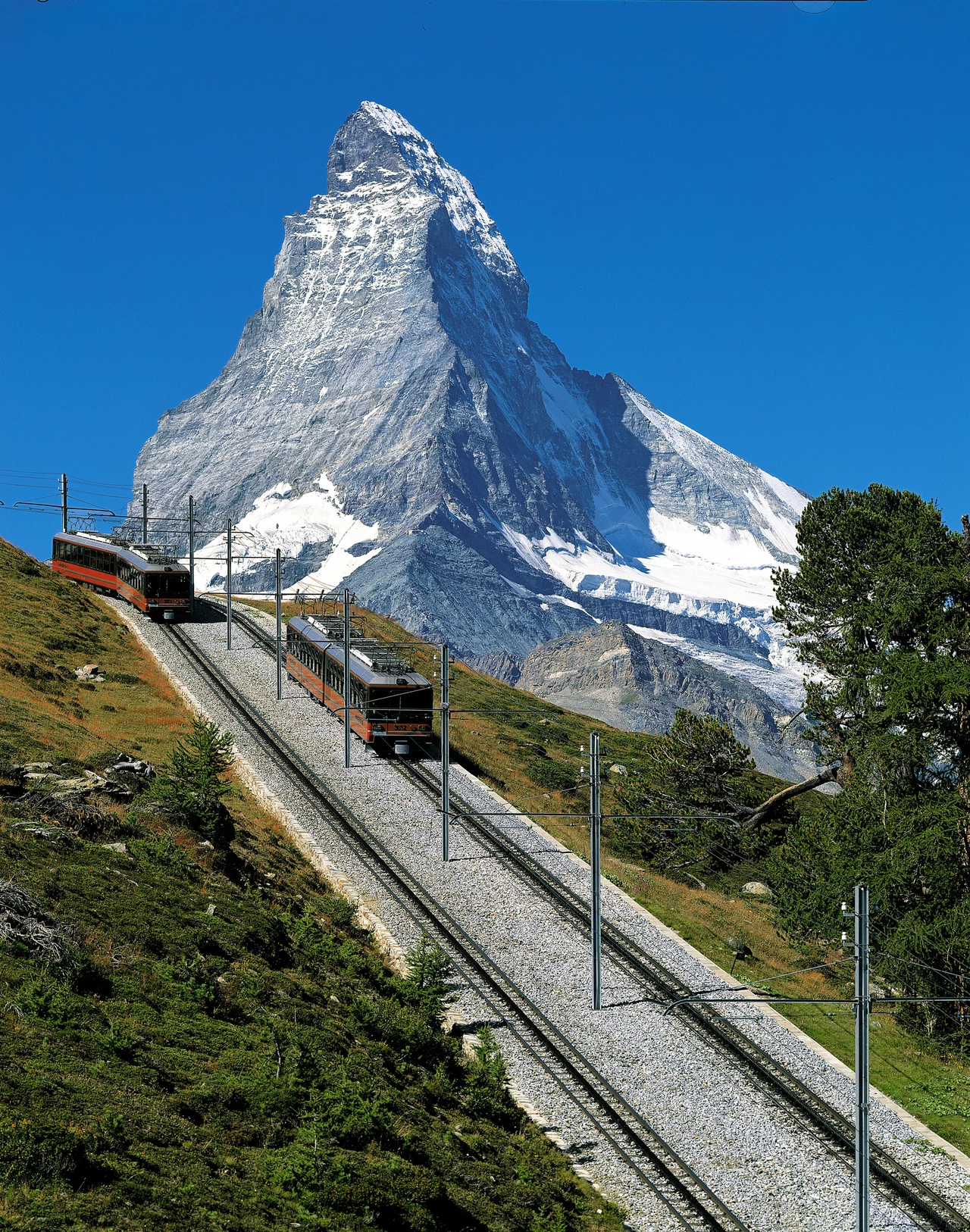 Z kurortu Zermatt na Rotenboden kursuje historyczna kolej Gornergrat