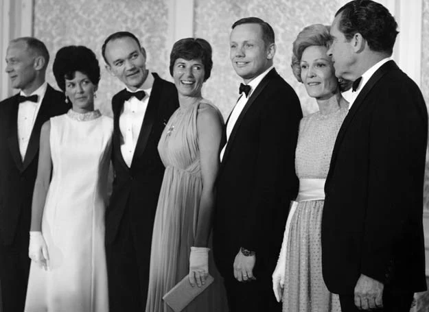 Astronauci Edward E. Aldrin, Mike Collins, Neil Armstrong z żonami oraz Richard Nixon