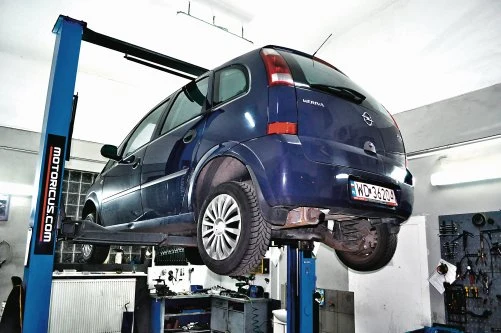 Aktualnie jedyną usterką Merivy jest podejrzany wyciek oleju. Na szczęście nie jest duży. Spod auta jeszcze nie kapie - olejowy osad najwyraźniej gromadził się miesiącami. Pierwsze objawy zużycia wykazuje także turbosprężarka, ale jest to jak najbardziej prawidłowy objaw - to element oryginalny, który dzięki regularnej wymianie oleju i umiejętnej eksploatacji wytrzymał dwa razy tyle ile powinien. Bardzo dobry obraz psują punktowe ogniska korozji, które pojawiły się na drzwiach. Na szczęście są niewielkie, więc bez problemu poradzi sobie z nimi każdy lakiernik.