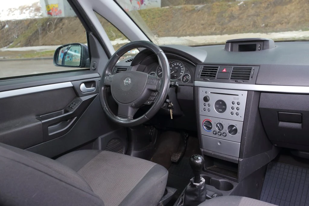 We wnętrzu dominują trzy kolory: czarny, szary i srebrny. To jedyna wada. Jakość materiałów oraz montażu jest na całkiem niezłym poziomie. Obszyta skórą kierownica wciąż wygląda dobrze.