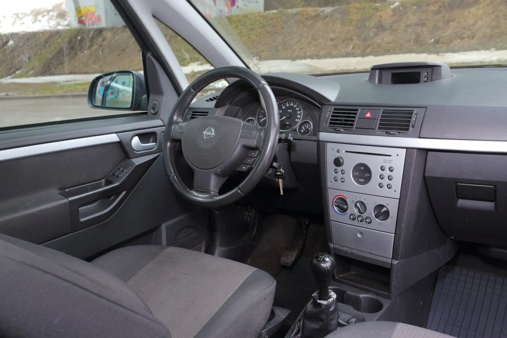 We wnętrzu dominują trzy kolory: czarny, szary i srebrny. To jedyna wada. Jakość materiałów oraz montażu jest na całkiem niezłym poziomie. Obszyta skórą kierownica wciąż wygląda dobrze.