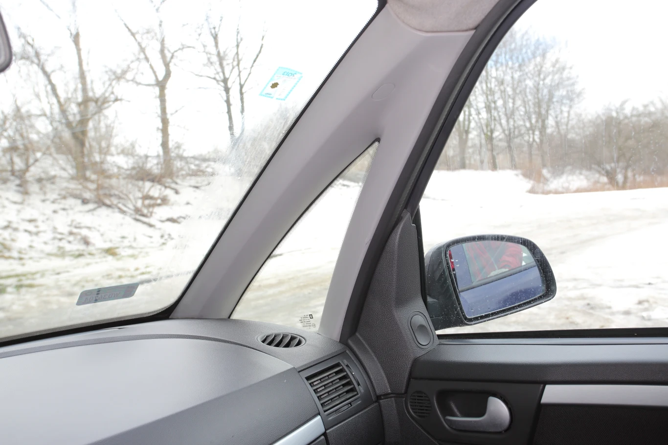 Podwójne słupki ograniczają widoczność - do obserwacji drogi na skrzyżowaniach trzeba się przyzwyczaić.