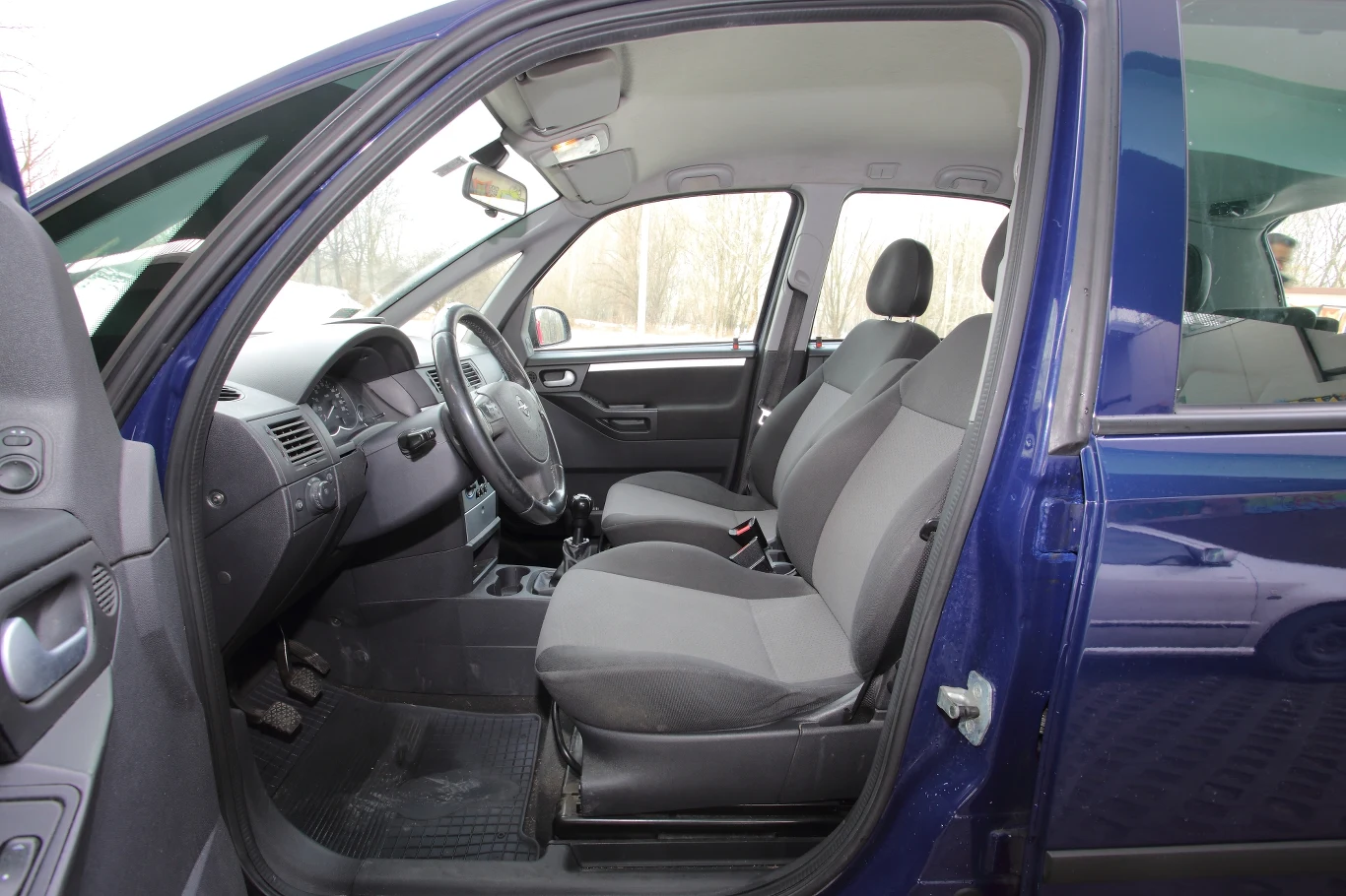 Typowy problem mikrovanów – niezbyt wygodne fotele – w trasie to problem.