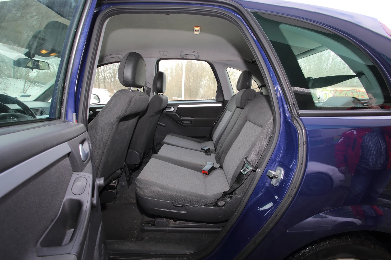 Z tyłu jeżdżą głównie dzieci i jak dla nich jest tam naprawdę dużo miejsca. Kanapę można przesuwać.