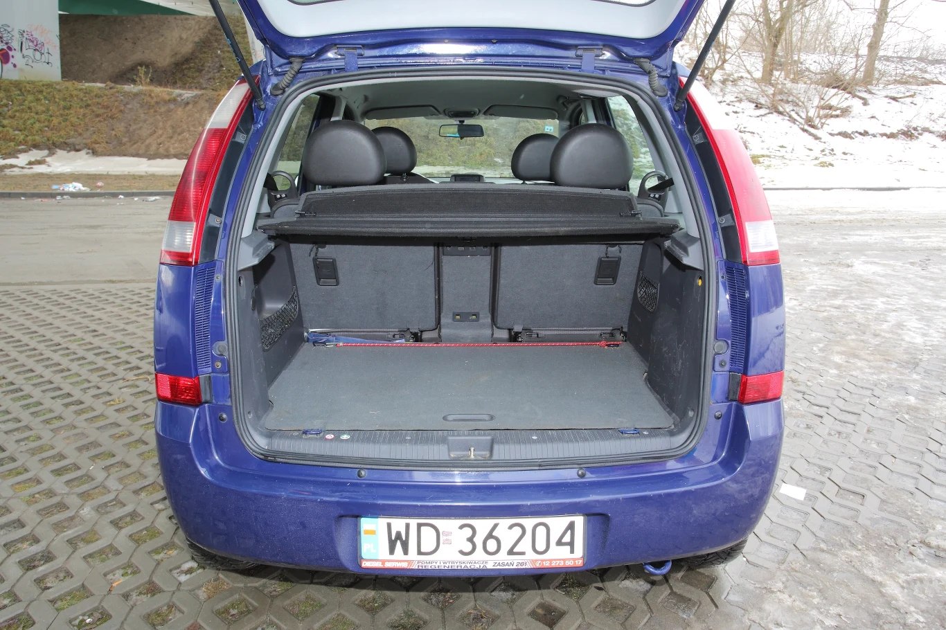 Bagażnik ma podwójną podłogę i pojemność 360-1420 l.