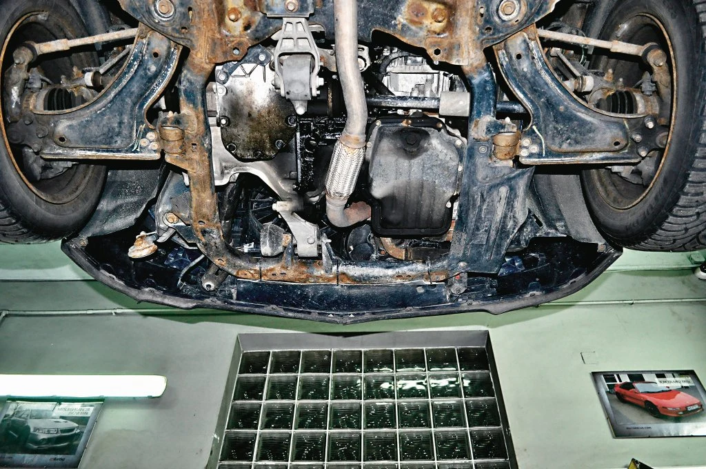 Tajemniczy wyciek: na łączeniu skrzyni biegów i silnika widać ślady oleju. Nacieka gdzieś z górnej części silnika.