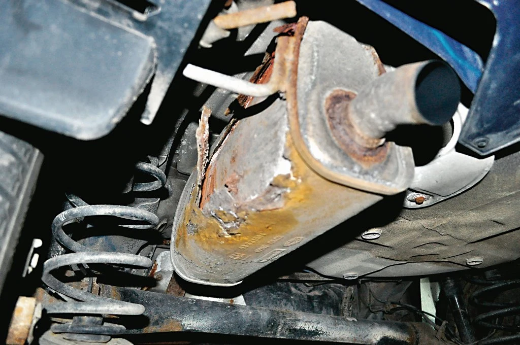 Zardzewiały tłumik: układ wydechowy jest jeszcze szczelny, ale zewnętrzne poszycie tłumika już zardzewiało.