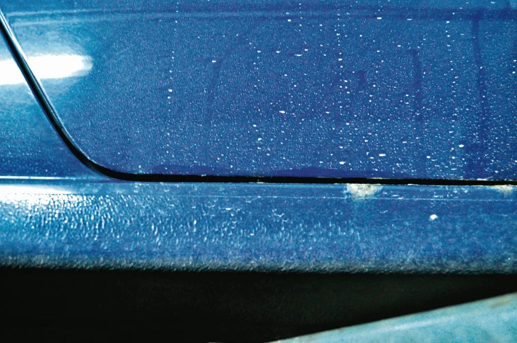 Korozja: na dolnych krawędziach drzwi oraz na progach pojawiają się pierwsze oznaki punktowej korozji.