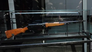 Zabytkowy egzemplarz karabinu samopowtarzalnego wz. 38M w Muzeum Powstania Warszawskiego