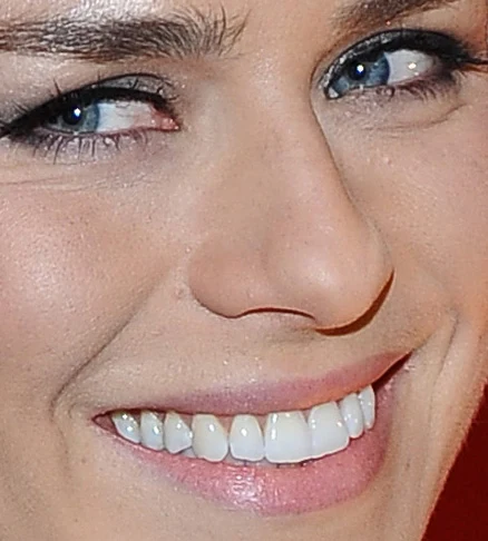 Piękny uśmiech to znak rozpoznawczy Nataszy Urbańskiej Piękny uśmiech to znak rozpoznawczy Nataszy Urbańskiej