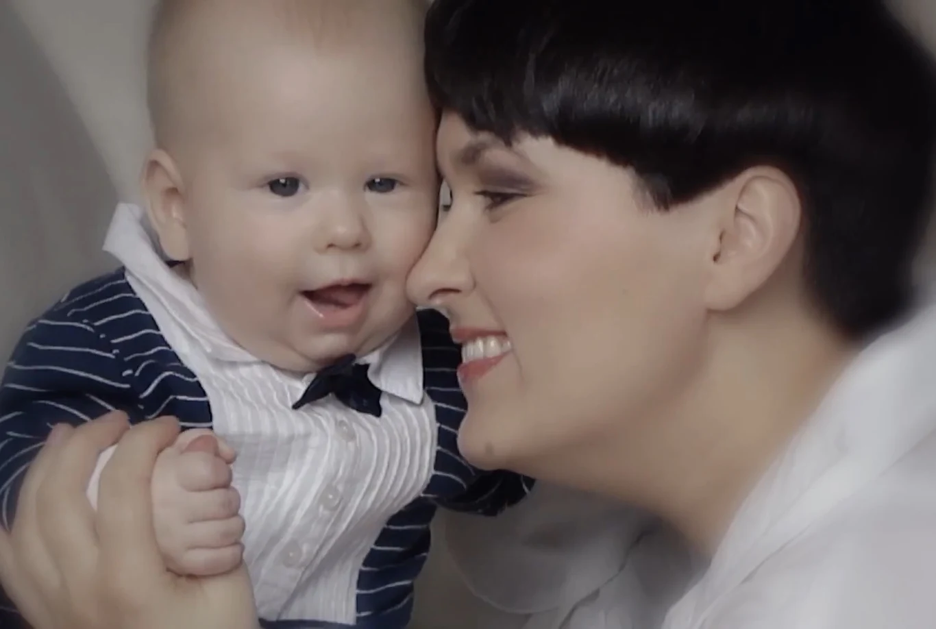 Sara May i syn Robin (źródło: youtube.com)