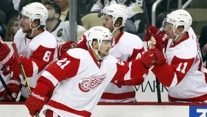 Tomasz Tatar z kolegami z Detroit Red Wings świętuje zdobycie bramki