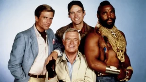 Czterech zbiegłych weteranów. Niepokonani i zawsze razem! Od lewej: Templeton „Buźka” Peck (Dirk Benedict), John „Hannibal” Smith (Gregory Peppard), H.M. Murdock (Dwight Shultz) oraz Bosco Alberti „B.A.” Baracus (Mr T.)