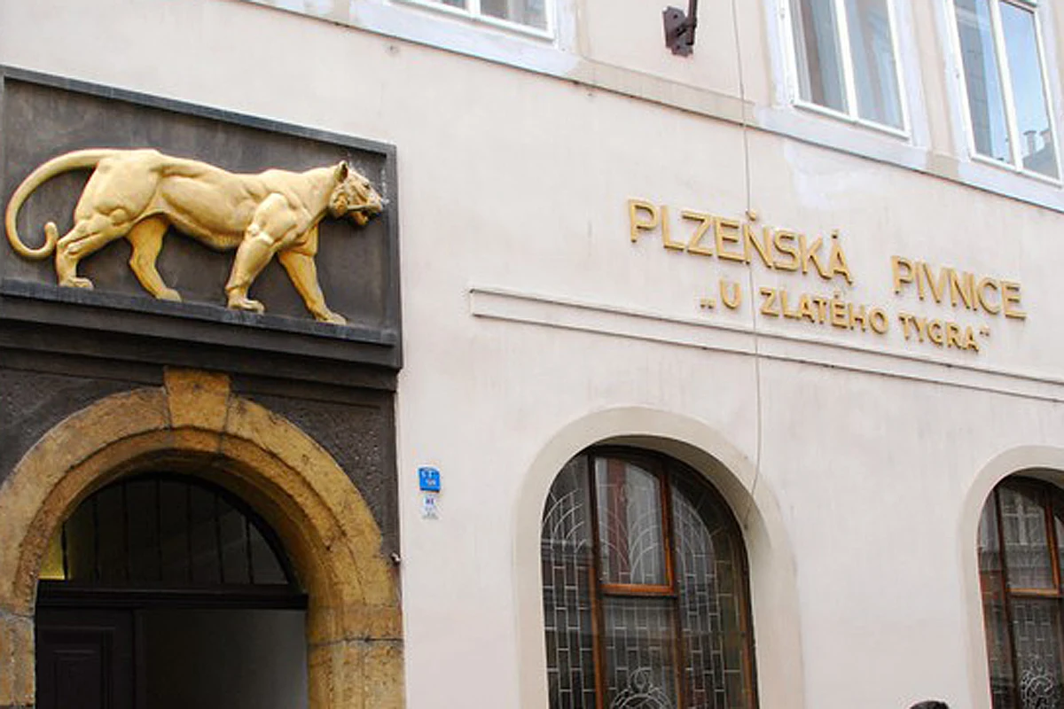 Front słynnej knajpy Pod Złotym Tygrysem 