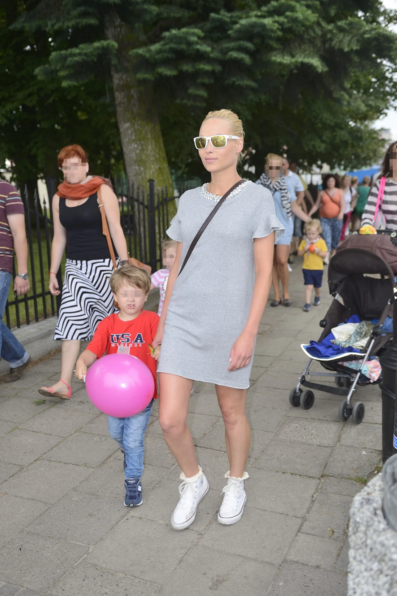 Weronika Książkiewicz z synem Borysem w Międzyzdrojach
