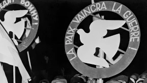 Grupa francuskich delegatów Światowego Kongresu Obrońców Pokoju manifestująca w Warszawie 20 listopada 1950 r.