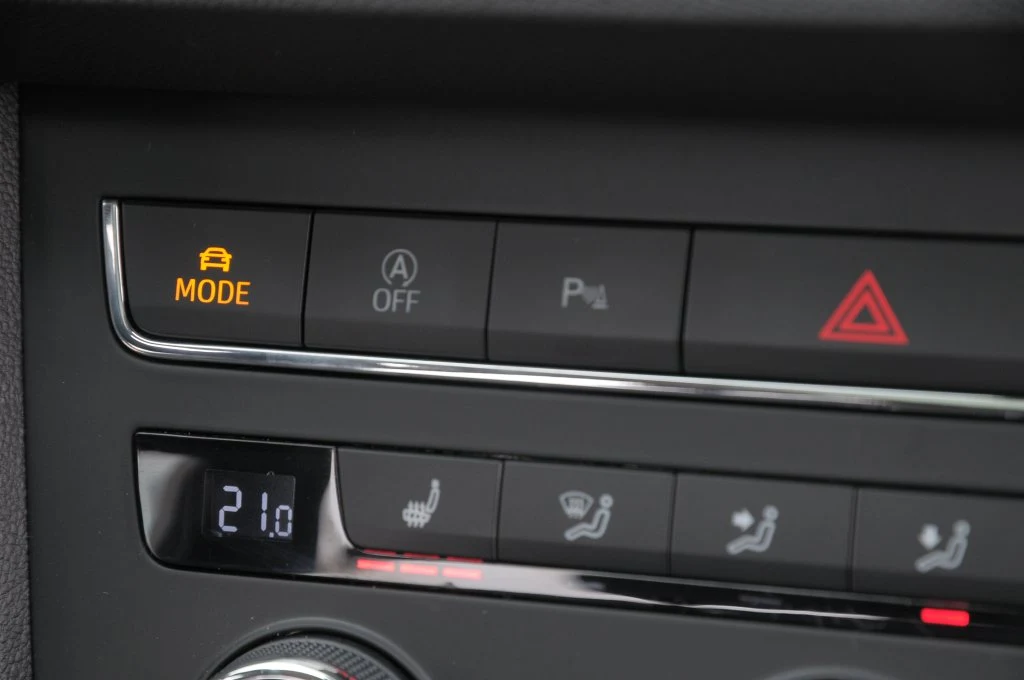 Przycisk „Mode” pozwala na wybór jednego z trzech trybów pracy silnika: Eco, Normal lub Sport. Przycisk „Mode” pozwala na wybór jednego z trzech trybów pracy silnika: Eco, Normal lub Sport.