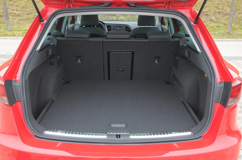 Bagażnik jest duży i ustawny, a pod podłogą mieści seryjną „dojazdówkę”. Bagażnik jest duży i ustawny, a pod podłogą mieści seryjną „dojazdówkę”.