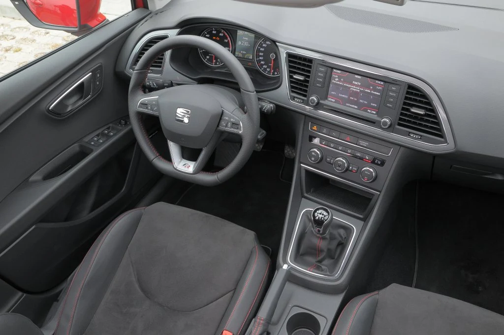 Uporządkowany kokpit zapewnia funkcjonalność na wysokim poziomie. Szkoda, że zabrakło tu polotu. Uporządkowany kokpit zapewnia funkcjonalność na wysokim poziomie. Szkoda, że zabrakło tu polotu.