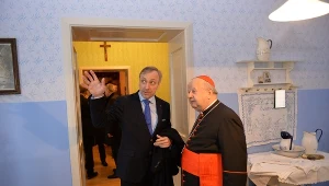 Kardynał Stanisław Dziwisz i minister kultury Bogdan Zdrojewski zwiedzają przebudowane Muzeum Dom Rodzinny Ojca Świętego Jana Pawła II w Wadowicach