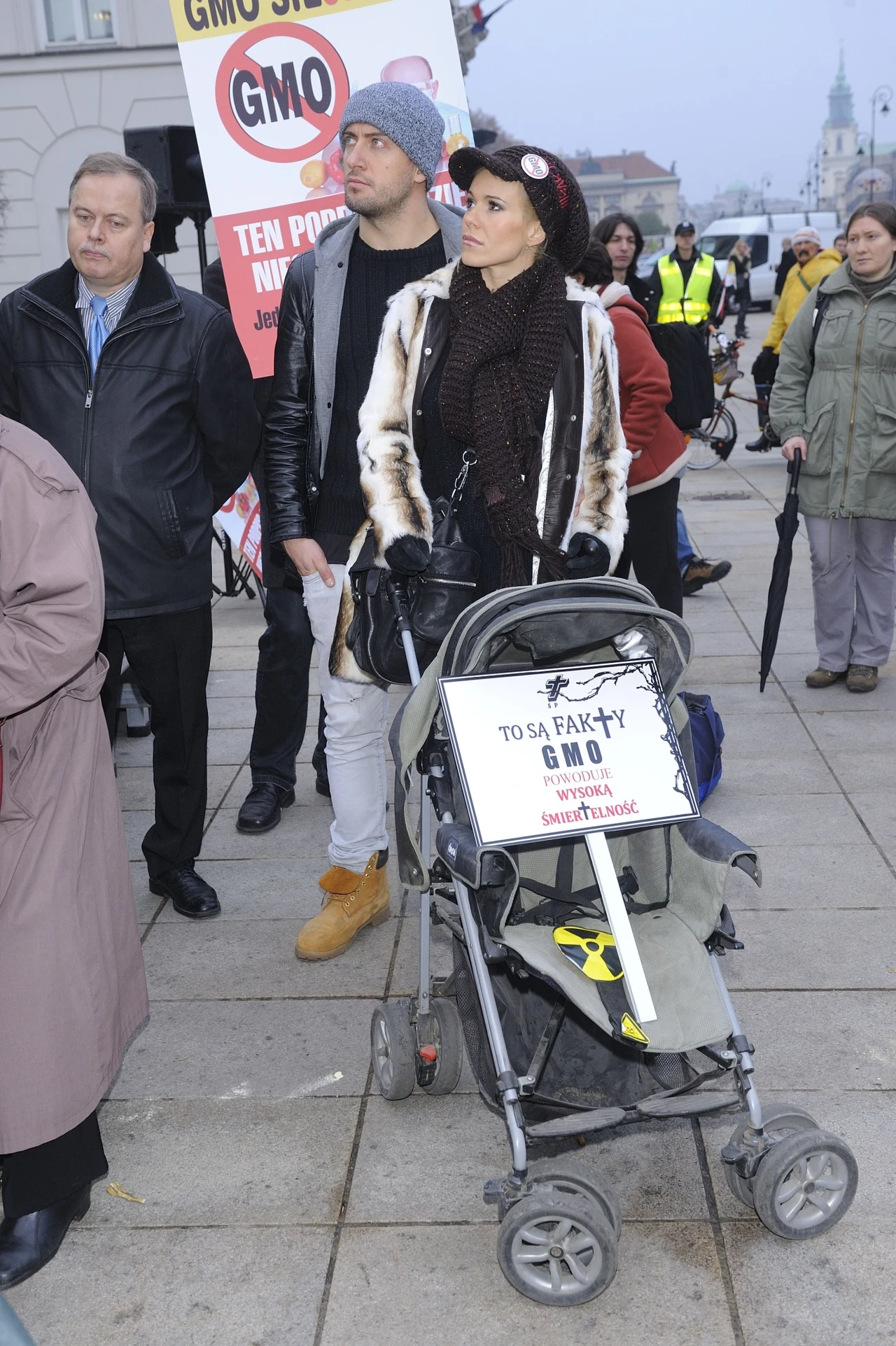Doda z Błażejem i wózkiem Doda z Błażejem i wózkiem