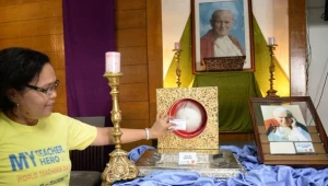 Krew, włosy i sutanna Jana Pawła II na Filipinach