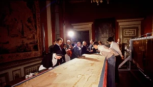 Badacze nad Całunem Turyńskim (zdjęcie z książki Grzegorz Górnego "Oblicze Prawdy")