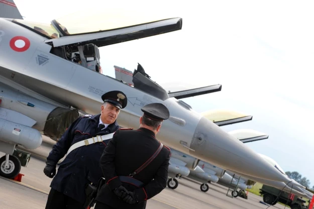 Włoscy carabinieri i duńskie F-16