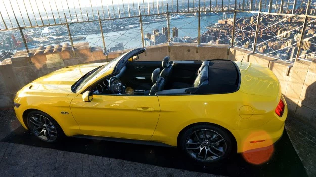 Ford Mustang na 86. piętrze Empire State Building.