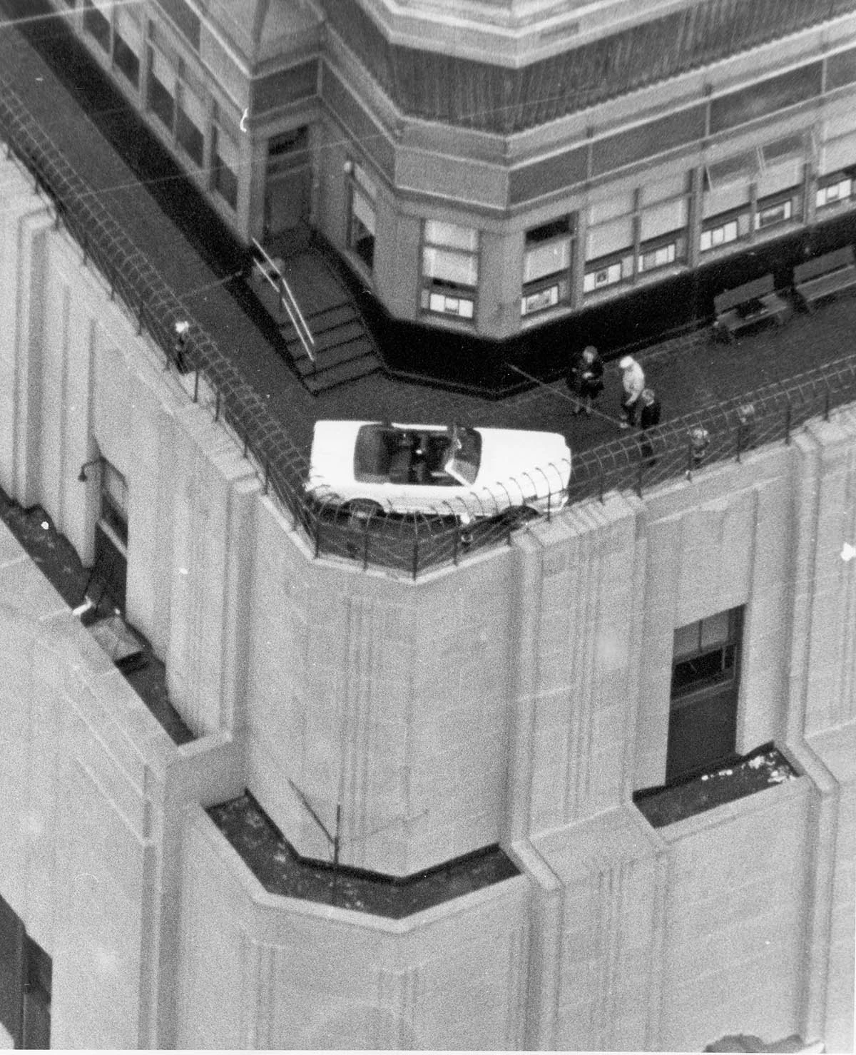 Ford Mustang na tarasie Empire State Building w Nowym Jorku - rok 1965 Ford Mustang na tarasie Empire State Building w Nowym Jorku - rok 1965