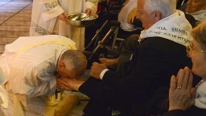 Papież dokonał obrzędu obmycia nóg 8 chorym mężczyznom i 4 kobietom