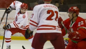 Strzela jeden z dwóch najbardziej doświadczonych hokeistów w polskiej kadrze - Adam Bagiński