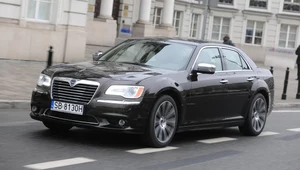 Thema wygląda prawie identycznie jak Chrysler 300 (zamontowano logo Lancii i nieco zmieniono przedni zderzak).