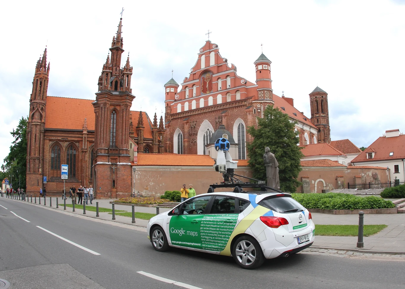Nowy algorytm Google pozwala rozpoznawać numery domów sfotografowane w Street View. Nowy algorytm Google pozwala rozpoznawać numery domów sfotografowane w Street View.
