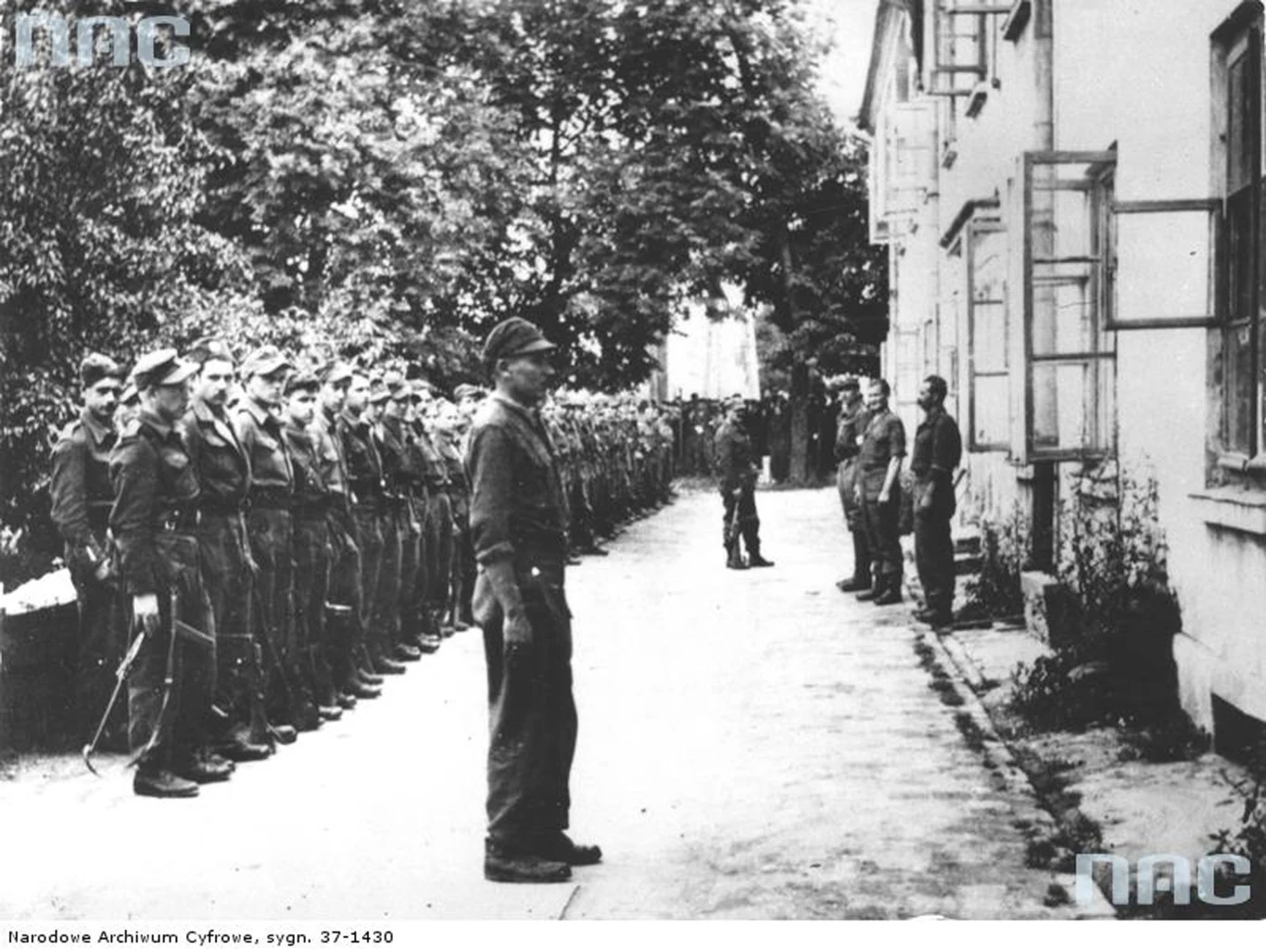 Oddział por. "Podkowy" tuż przed rozbrojeniem, Szczebrzeszyn, 30 lipca 1944 r. (fot. z książki Szymona Nowaka "Oddziały Wyklętych" 