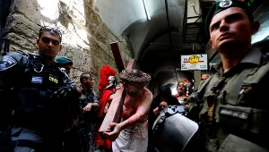 Policja ma bardzo trudne zadanie, próbując rozładowywać nieco tłok na Drodze Krzyżowej 