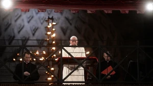 Papież Franciszek (w środku) w Koloseum