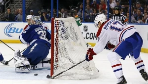 Rene Bourque strzela gola dla Montreal Canadiens