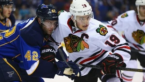 David Backes (z lewej) w starciu z Jonathanem Toewsem