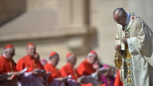 Papież Franciszek (z prawej) na placu św. Piotra
