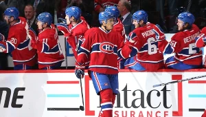 Rene Bourque odbiera gratulacje od kolegów z Montreal Canadiens