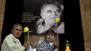 Miłośnicy Noblisty przynieśli ze sobą żółte kwiaty - Marquez wierzył, że przynoszą mu szczęście