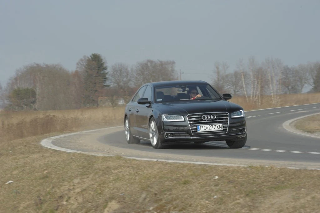 Poza nowymi światłami, z przodu A8 po liftingu ma nowe przetłoczenia maski, przeprojektowany zderzak oraz bardziej kanciasty grill.